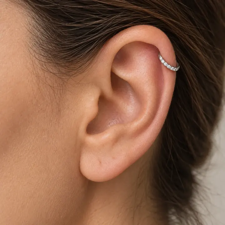 Modelo usando Piercings em Prata 925